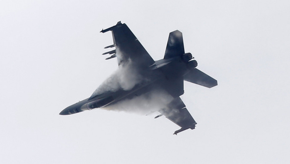 Američki "super hornet" skliznuo s nosača aviona zbog nevremena