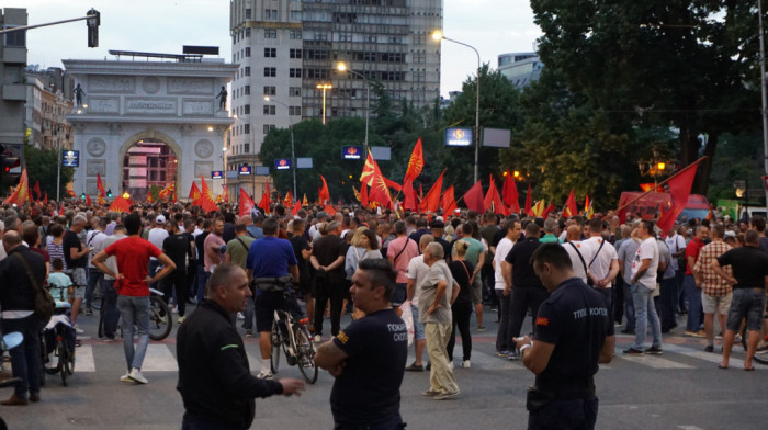 Novi protesti u Skoplju zbog "francuskog predloga": Demonstranti ispred vlade i parlamenta