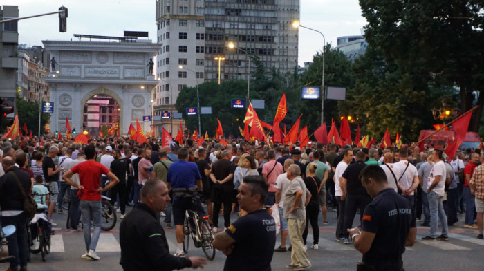 Novi protesti u Skoplju zbog "francuskog predloga": Demonstranti ispred vlade i parlamenta