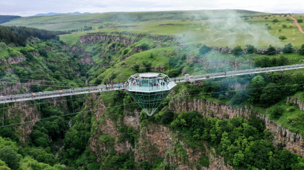 "Dijamantski most" samo za hrabre turiste: Staklena staza od 240 metara spaja litice kanjona