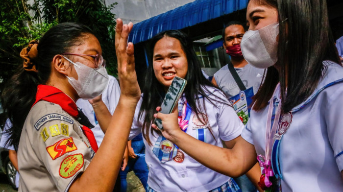 Na Filipinima uvedena "politika osmeha", disciplinske mere protiv onih koji se ne osmehuju dok uslužuju građane