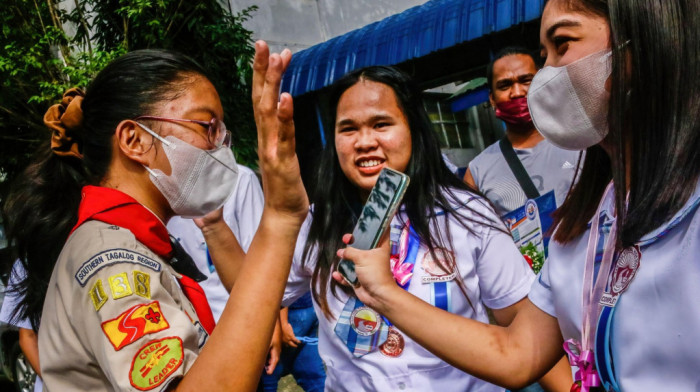 Na Filipinima uvedena "politika osmeha", disciplinske mere protiv onih koji se ne osmehuju dok uslužuju građane