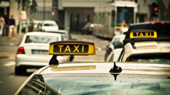"Divlji taksisti" opsedaju beogradski aerodrom: "Vansi" traži hitno rešenje problema, nadležni najavili strože kontrole