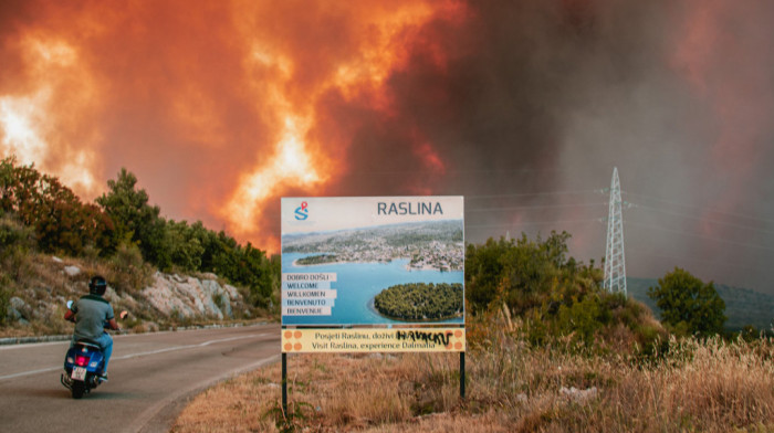 Lokalizovan požar na teritoriji Šibenika, povređeno pet vatrogasaca