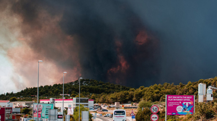 Požar kod Šibenika koji je progutao 20 kuća pod kontrolom: Borba sa stihijom još traje, ali bez nekonstrolisanog širenja