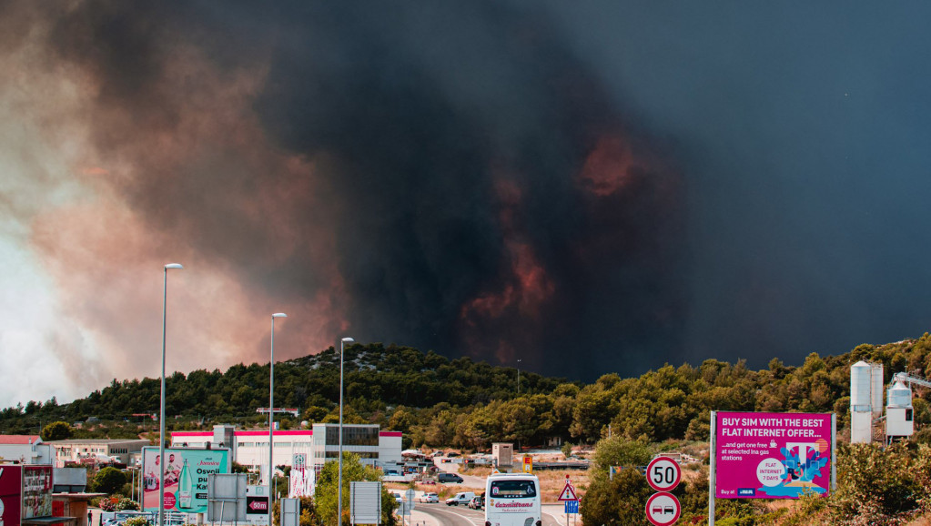 Požar kod Šibenika koji je progutao 20 kuća pod kontrolom: Borba sa stihijom još traje, ali bez nekonstrolisanog širenja