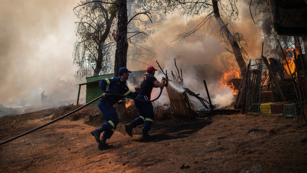 Požari u Grčkoj: Vatrogasci se bore sa vatrom u šumama na četiri fronta