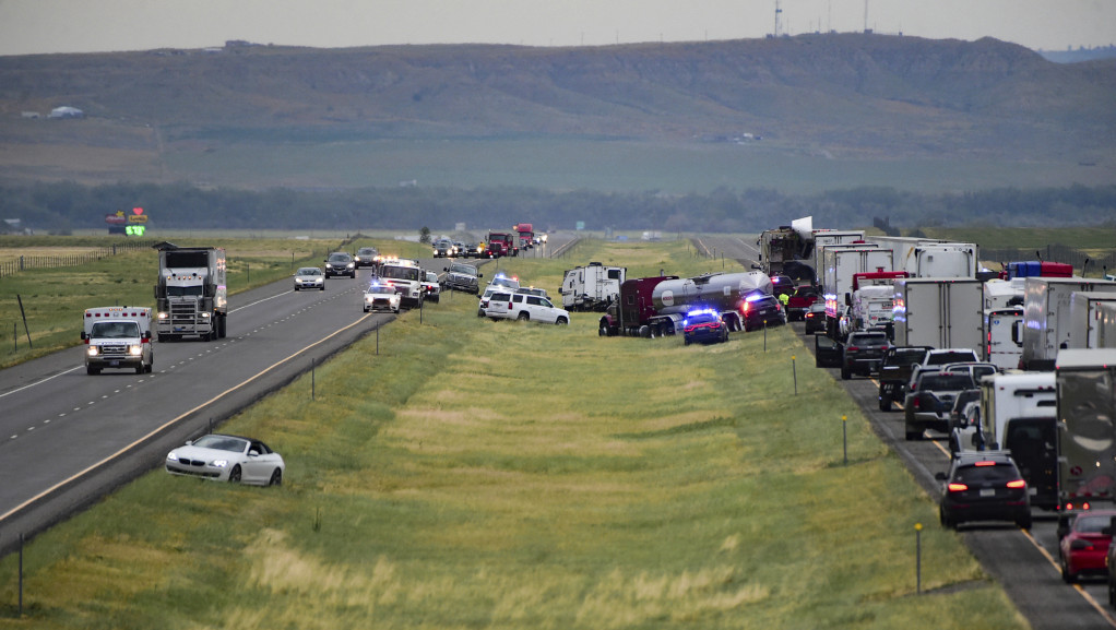 Najmanje šest osoba poginulo u nesreći na auto-putu u Montani