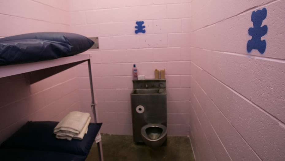 Zašto se u zatvorima širom Evrope i Severne Amerike zatvorske ćelije farbaju u roze