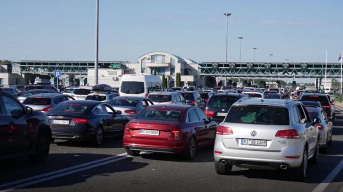 Kolone na graničnim prelazima: Putnička vozila na Horgošu na izlazu čekaju tri sata