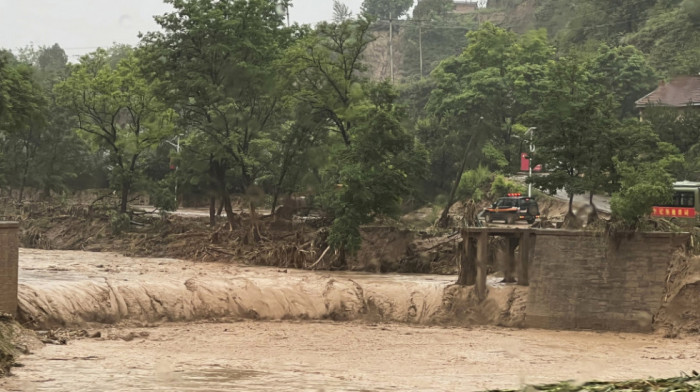 Raste broj žrtava u Indoneziji: U poplavama i klizištima stradalo najmanje 26 osoba