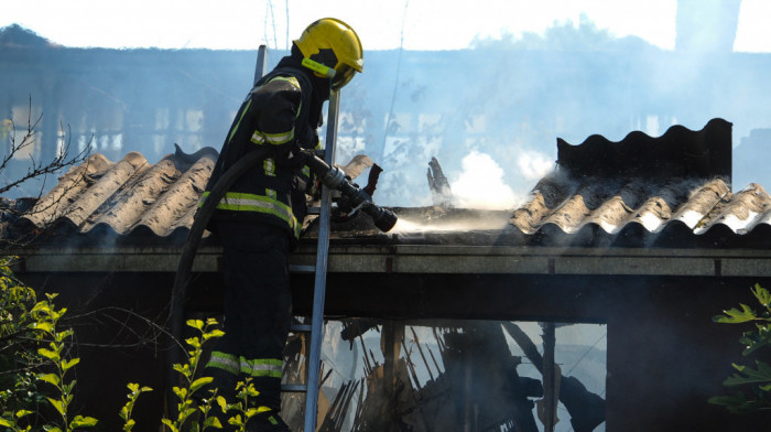 Gorele tri hale u fabrici IMT-a na Novom Beogradu: Požar lokalizovan, u toku dogašivanje
