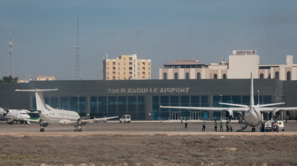 Prevrnuo se putnički avion tokom sletanja u glavnom gradu Somalije Mogadišu, nema žrtava