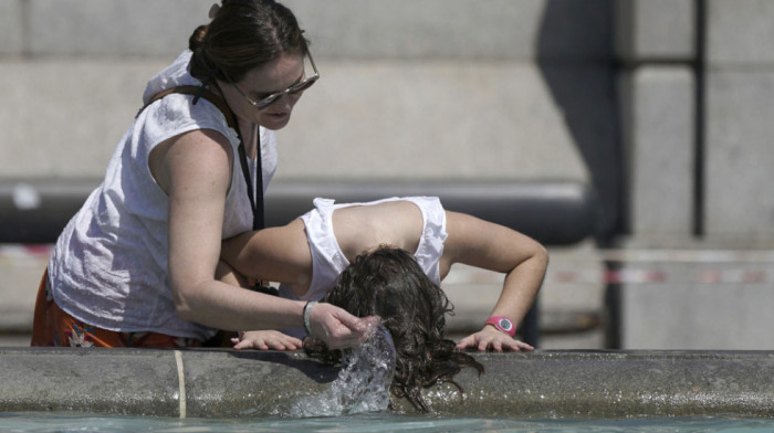 Temperaturni rekord u Velikoj Britaniji – ljudi u gradovima "spas" traže u fontanama, mnogi otišli na plažu u Bornmutu