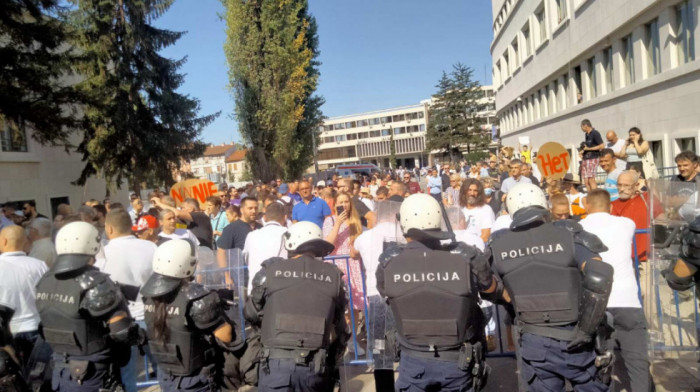 MUP: Laž da su pripadnici policije vršili nasilje prema demonstrantima