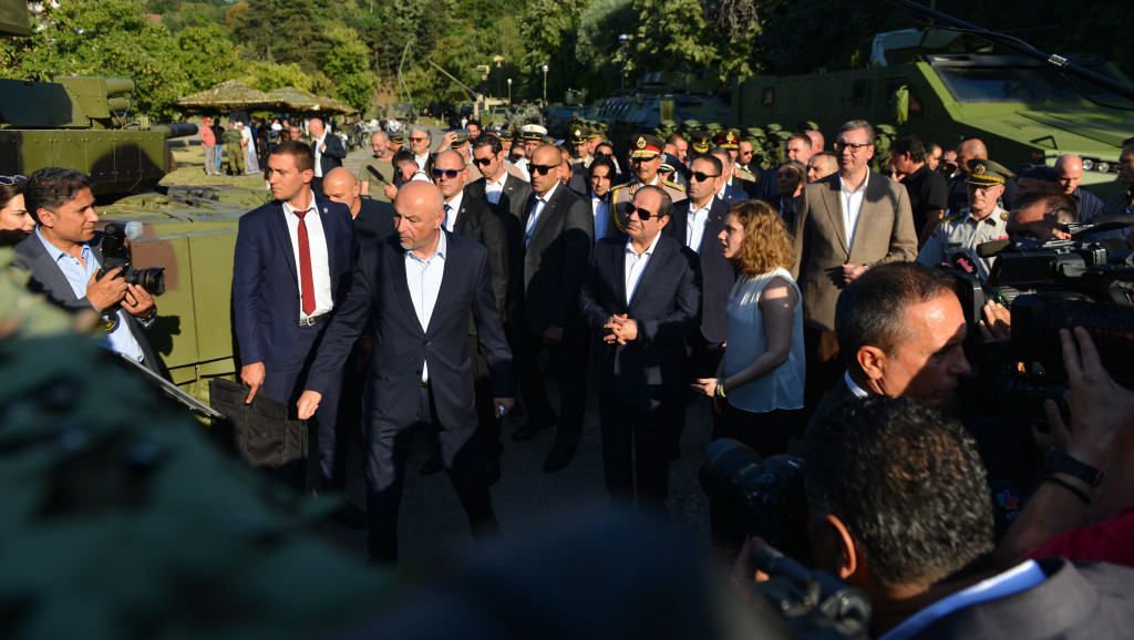 Vučić egipatskom predsedniku Al Sisiju predstavio srpsko naoružanje, karabin kao poklon gostu