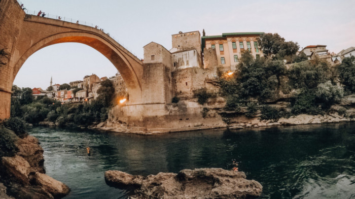Pre 30 godina srušen simbol Mostara: Snimak rušenja Starog mosta čuvao general HVO?