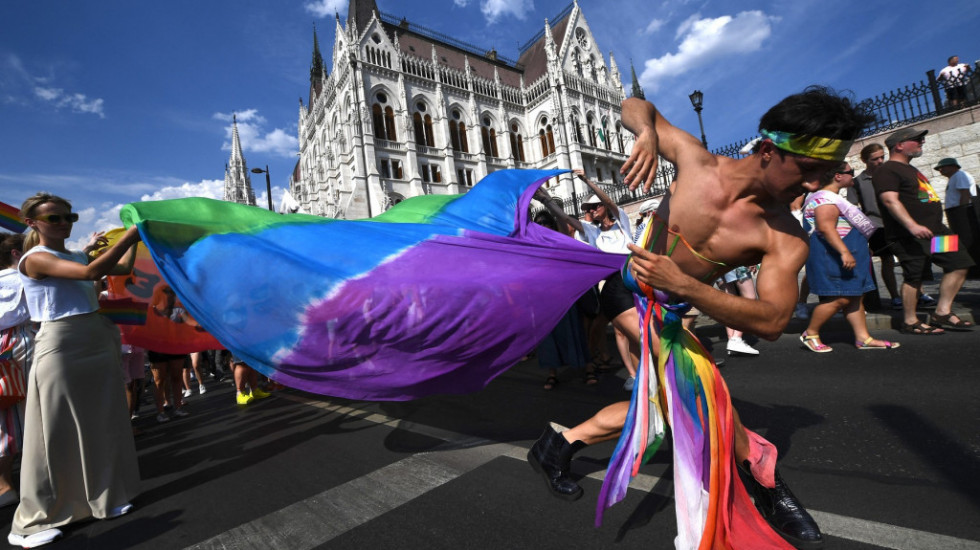 Berlin: Oko 150.000 ljudi marširalo za LGBTQ prava