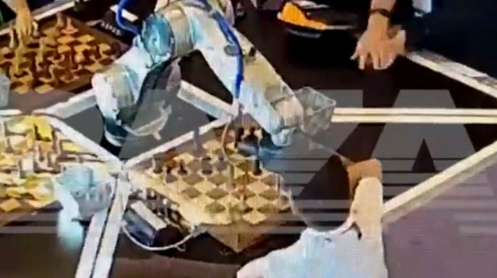 Šahovski robot slomio prst sedmogodišnjem protivniku u Moskvi: Turnir koji je krenuo po zlu