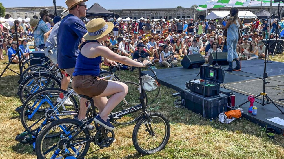 "Otpedalaj pesmu": Posetioci Folk festivala u Njuportu struju za binu obezbeđuju pomoću bicikala