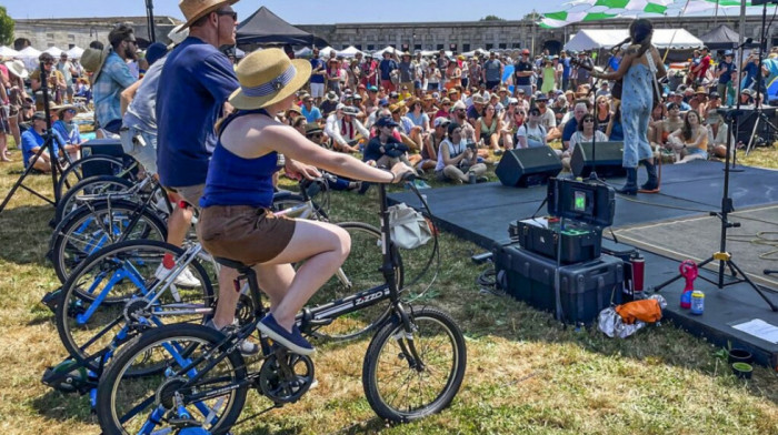 "Otpedalaj pesmu": Posetioci Folk festivala u Njuportu struju za binu obezbeđuju pomoću bicikala