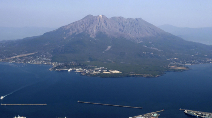 Desetine ljudi evakuisano u Japanu zbog erupcije, vulkan izbacuje pepeo i veliko kamenje