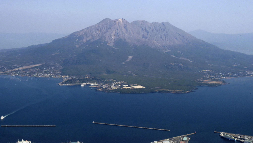 Desetine ljudi evakuisano u Japanu zbog erupcije, vulkan izbacuje pepeo i veliko kamenje