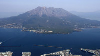 Desetine ljudi evakuisano u Japanu zbog erupcije, vulkan izbacuje pepeo i veliko kamenje