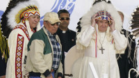 Papa Franja se izvinio starosedelačkom stanovništvu Kanade: "Sa stidom, ponizno i nedvosmisleno molim za oproštaj"