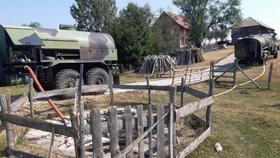 Vojska pomaže stanovnicima Peštera: Zbog suše pretilo uginuće stoke, dopremljene tri auto-cisterne