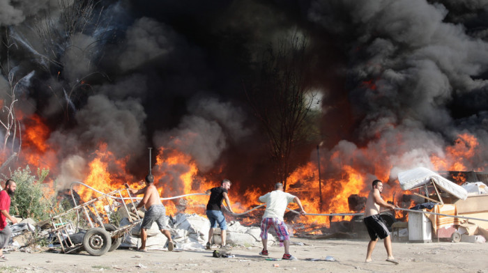 Požar na Novom Beogradu, gorele barake i nisko rastinje