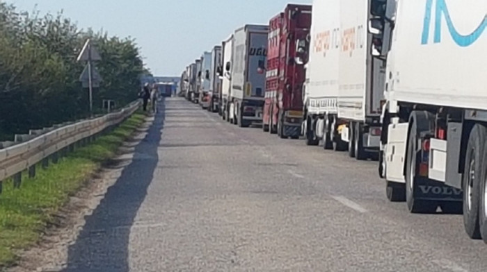 Za teretni saobraćaj duže zadržanje na graničnim prelazima: Kamioni na Bezdanu čekaju 10 sati, na Šidu sedam