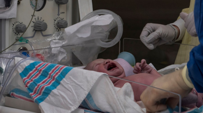 Majkama novorođenih beba u Gračanici po 100.000 dinara