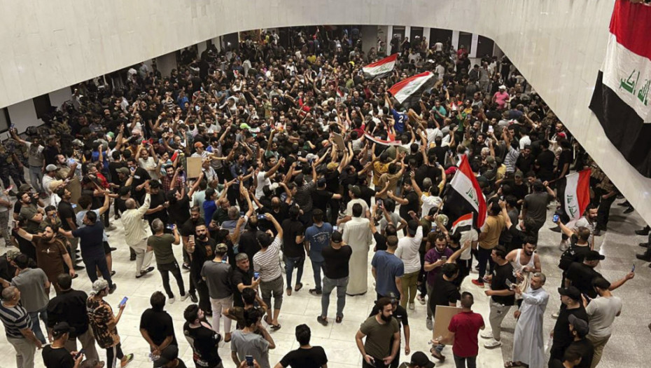 U Bagdadu nekoliko stotina iračkih demonstranata upalo u parlament