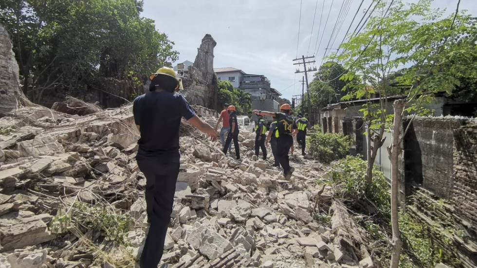 Stanovnici Filipina noć proveli na otvorenom, vlada strah od novog zemljotresa