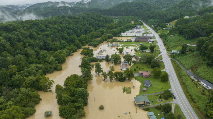 Prvo poplave, a onda vrućina: Nacionalna garda priskočila u pomoć civilima