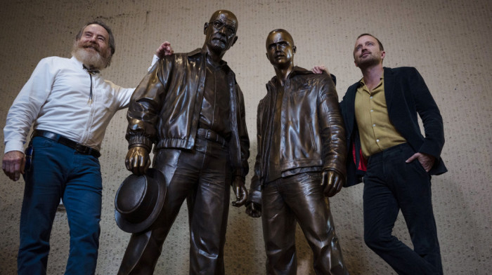 Bronzane figure Voltera Vajta i Džesija Pinkmena postavljene u Albujerkiju