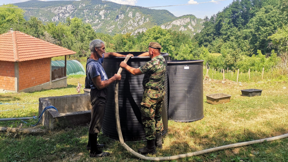 Vojska doprema pijaću vodu do sela u opstini Ljubovija