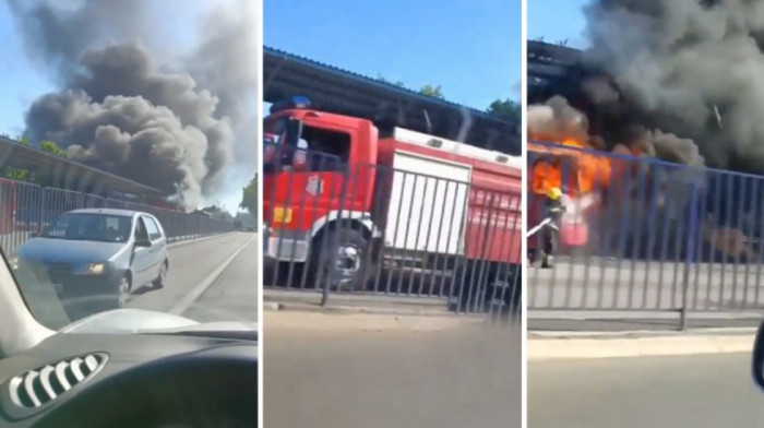 Zapalio se autobus na stanici u Obrenovcu, širi se gust dim