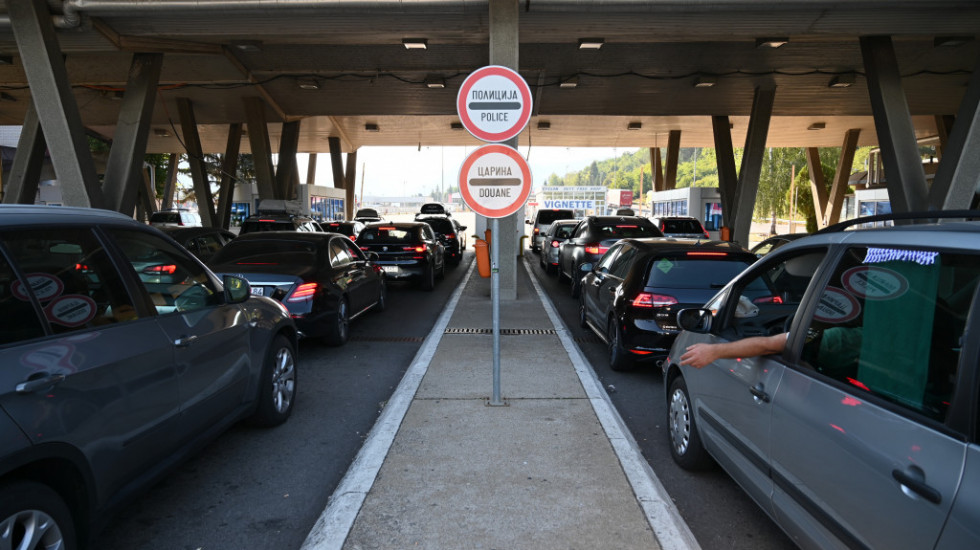 Praznična gužva na graničnim prelazima: Putnička vozila čekaju od 30 do 120 minuta