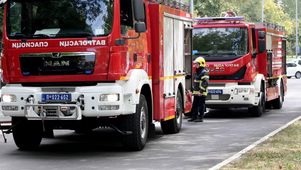 Požar zahvatio barake proizvodnog pogona za taapciranje nameštaja u užičkom naselju Turica