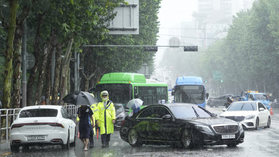 U poplavama u Južnoj Koreji poginulo najmanje sedam osoba