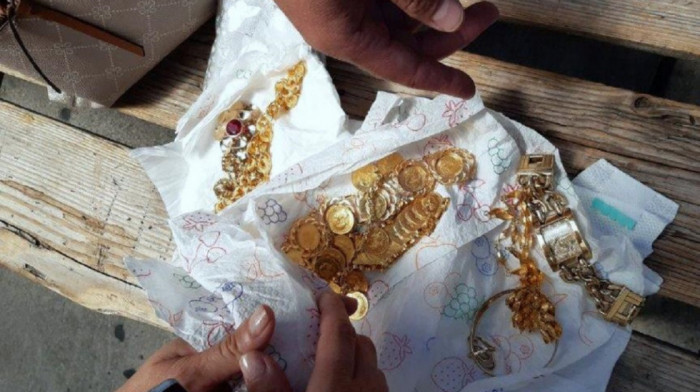 Carinici na Preševu otkrili skoro pola kilograma nakita i dukata sakrivenih u dečijim pelenama