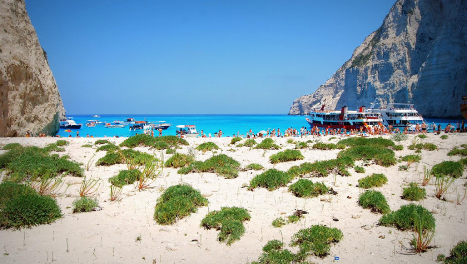 Fotografija sa jedne od najpoznatijih plaža u Grčkoj najbolje pokazuje mračnu stranu masovnog turizma