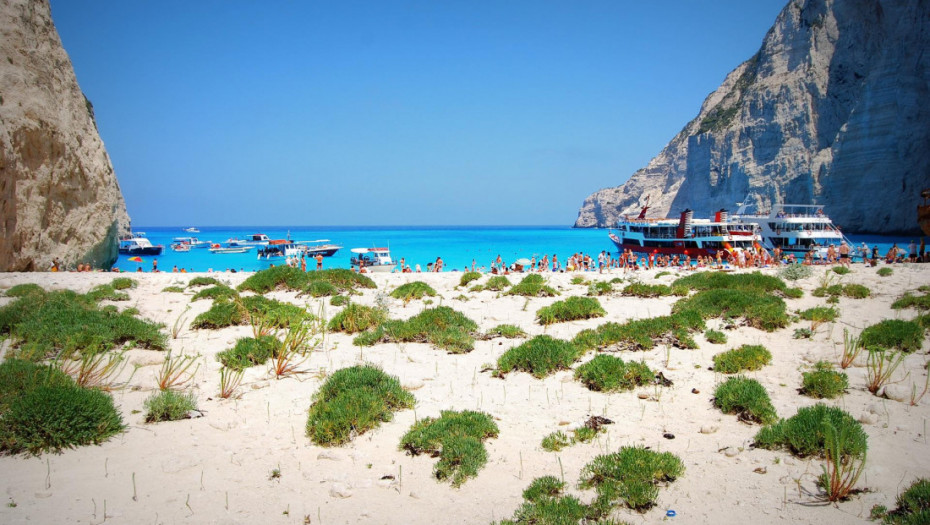 Fotografija sa jedne od najpoznatijih plaža u Grčkoj najbolje pokazuje mračnu stranu masovnog turizma