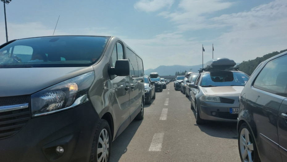 Zadržavanje putničkih vozila na Gradini i Gostunu 30 minuta, na Preševu 40 minuta