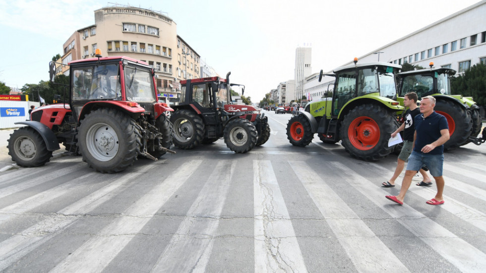Poljoprivrednici i dalje protestuju u Novom Sadu, blokadu saobraćaja nastavljaju od 17 sati