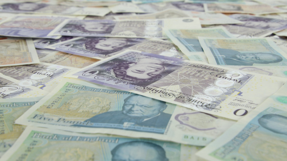 Britanska funta na dvonedeljnom minimumu prema evru, oslabio i dolar