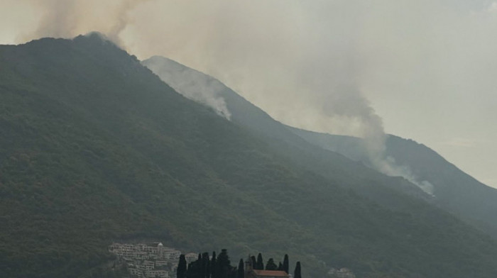 Helikopteri Vojske Crne Gore gase požar kod Perasta, vatra i dalje preti da stigne do kuća