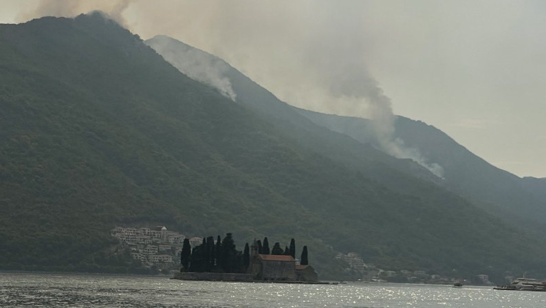 Helikopteri Vojske Crne Gore gase požar kod Perasta, vatra i dalje preti da stigne do kuća